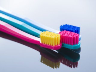 urpi-dental-colorful-toothbrushes-YPWR9J5