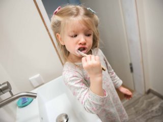 urpi-dental-kids-brushing-dents-in-the-bathroom-at-home-at-bedtime-the-beginning-of-a-new-day-morning_t20_eVLLKa