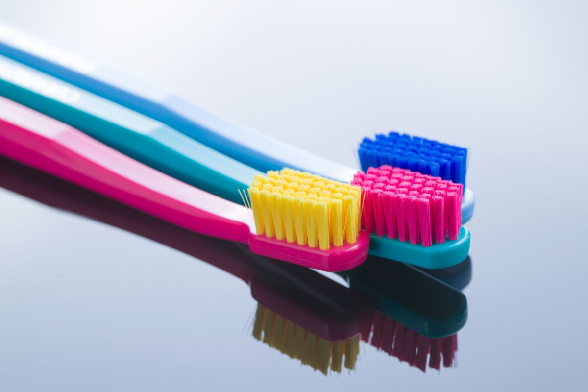 urpi-dental-colorful-toothbrushes-YPWR9J5