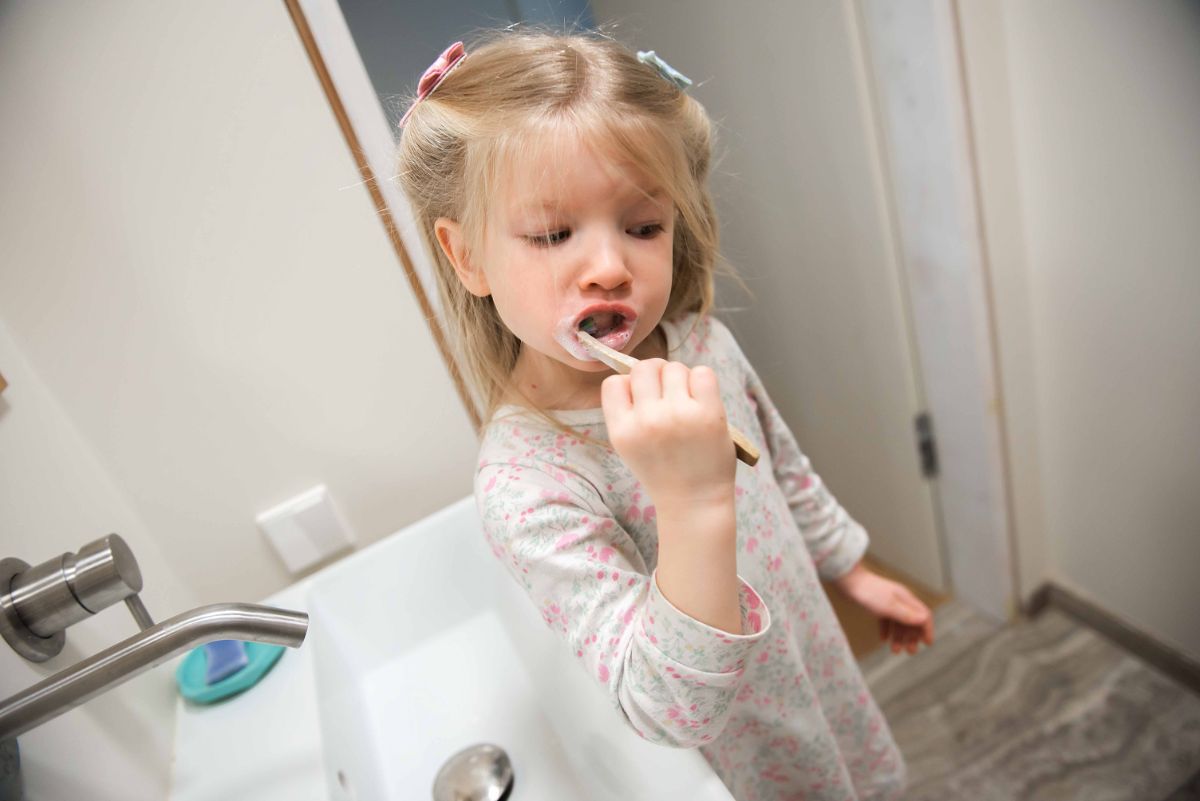 urpi-dental-kids-brushing-dents-in-the-bathroom-at-home-at-bedtime-the-beginning-of-a-new-day-morning_t20_eVLLKa