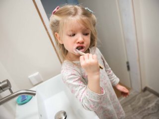urpi-dental-kids-brushing-dents-in-the-bathroom-at-home-at-bedtime-the-beginning-of-a-new-day-morning_t20_eVLLKa urpi-dental-kids-brushing-dents-in-the-bathroom-at-home-at-bedtime-the-beginning-of-a-new-day-morning_t20_eVLLKa